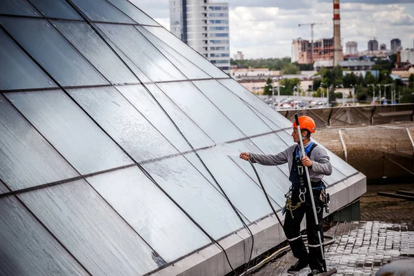 Minsk, Beyaz Rusya - 02 Haziran. 2018: işçilerin windows hizmeti yüksek doğmak binasında temizlik grubu. çalışmalarına heights, endüstriyel dağcılık
