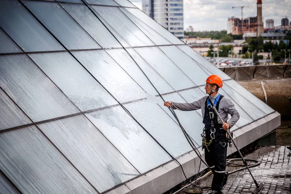 Minsk, Beyaz Rusya - 02 Haziran. 2018: işçilerin windows hizmeti yüksek doğmak binasında temizlik grubu. çalışmalarına heights, endüstriyel dağcılık