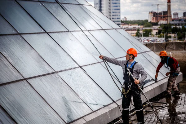Minsk, Beyaz Rusya - 02 Haziran. 2018: işçilerin windows hizmeti yüksek doğmak binasında temizlik grubu. çalışmalarına heights, endüstriyel dağcılık