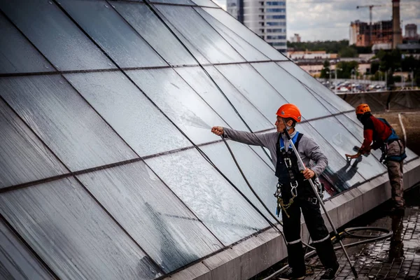 Minsk, Beyaz Rusya - 02 Haziran. 2018: işçilerin windows hizmeti yüksek doğmak binasında temizlik grubu. çalışmalarına heights, endüstriyel dağcılık