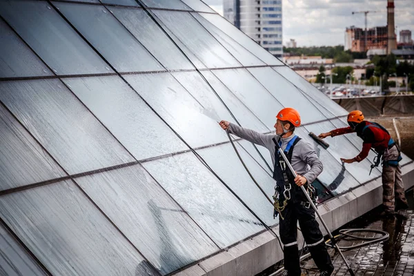 Minsk, Beyaz Rusya - 02 Haziran. 2018: işçilerin windows hizmeti yüksek doğmak binasında temizlik grubu. çalışmalarına heights, endüstriyel dağcılık