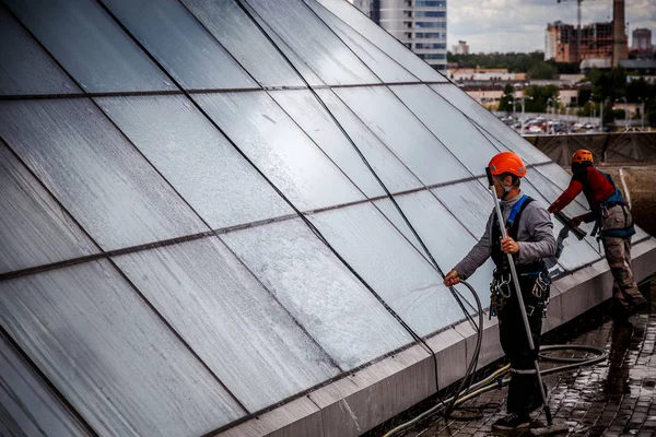 Minsk, Beyaz Rusya - 02 Haziran. 2018: işçilerin windows hizmeti yüksek doğmak binasında temizlik grubu. çalışmalarına heights, endüstriyel dağcılık