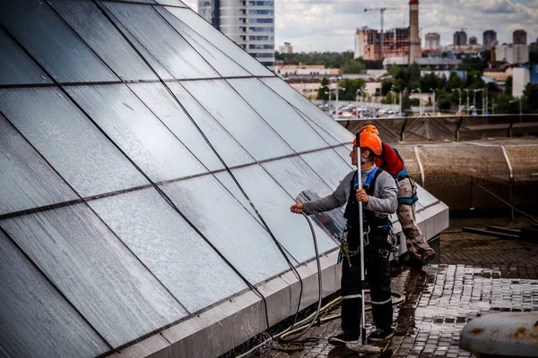 Minsk, Beyaz Rusya - 02 Haziran. 2018: işçilerin windows hizmeti yüksek doğmak binasında temizlik grubu. çalışmalarına heights, endüstriyel dağcılık