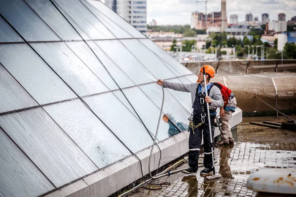 Minsk, Beyaz Rusya - 02 Haziran. 2018: işçilerin windows hizmeti yüksek doğmak binasında temizlik grubu. çalışmalarına heights, endüstriyel dağcılık