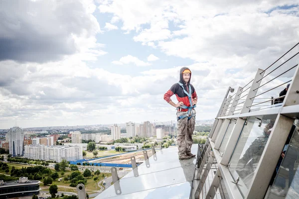 Minsk, Beyaz Rusya - 02 Haziran. 2018: işçilerin windows hizmeti yüksek doğmak binasında temizlik grubu. çalışmalarına heights, endüstriyel dağcılık