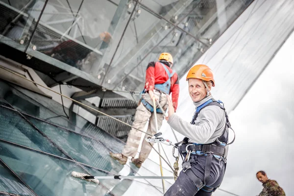 Minsk, Beyaz Rusya - 02 Haziran. 2018: işçilerin windows hizmeti yüksek doğmak binasında temizlik grubu. çalışmalarına heights, endüstriyel dağcılık