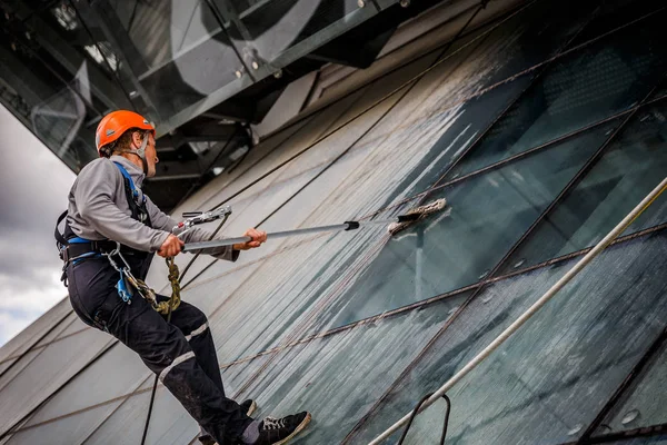 Minsk, Beyaz Rusya - 02 Haziran. 2018: işçilerin windows hizmeti yüksek doğmak binasında temizlik grubu. çalışmalarına heights, endüstriyel dağcılık