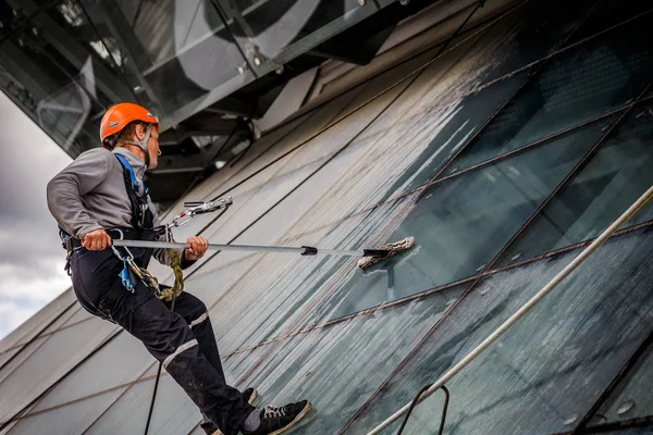 Minsk, Beyaz Rusya - 02 Haziran. 2018: işçilerin windows hizmeti yüksek doğmak binasında temizlik grubu. çalışmalarına heights, endüstriyel dağcılık