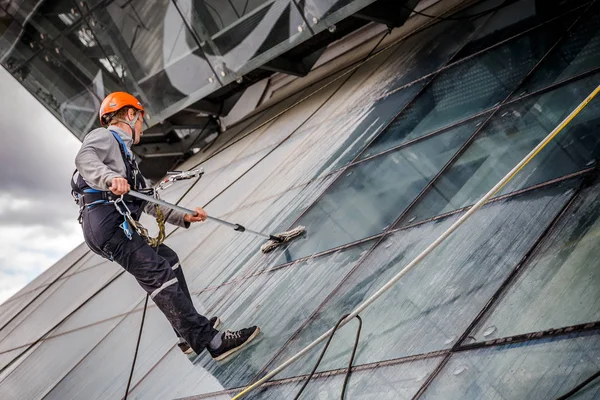 Minsk, Beyaz Rusya - 02 Haziran. 2018: işçilerin windows hizmeti yüksek doğmak binasında temizlik grubu. çalışmalarına heights, endüstriyel dağcılık
