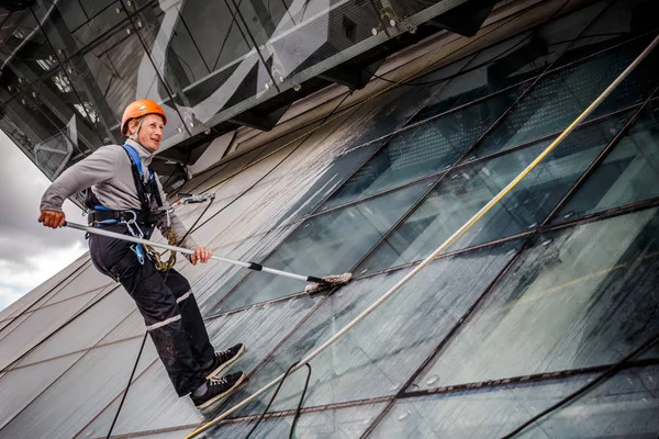 Minsk, Beyaz Rusya - 02 Haziran. 2018: işçilerin windows hizmeti yüksek doğmak binasında temizlik grubu. çalışmalarına heights, endüstriyel dağcılık