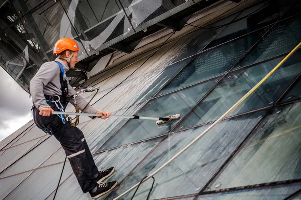 Minsk, Beyaz Rusya - 02 Haziran. 2018: işçilerin windows hizmeti yüksek doğmak binasında temizlik grubu. çalışmalarına heights, endüstriyel dağcılık