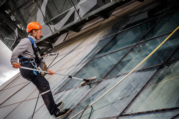 Minsk, Beyaz Rusya - 02 Haziran. 2018: işçilerin windows hizmeti yüksek doğmak binasında temizlik grubu. çalışmalarına heights, endüstriyel dağcılık