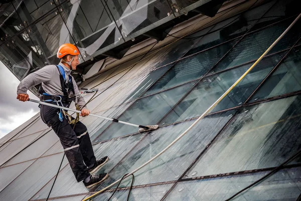Minsk, Beyaz Rusya - 02 Haziran. 2018: işçilerin windows hizmeti yüksek doğmak binasında temizlik grubu. çalışmalarına heights, endüstriyel dağcılık