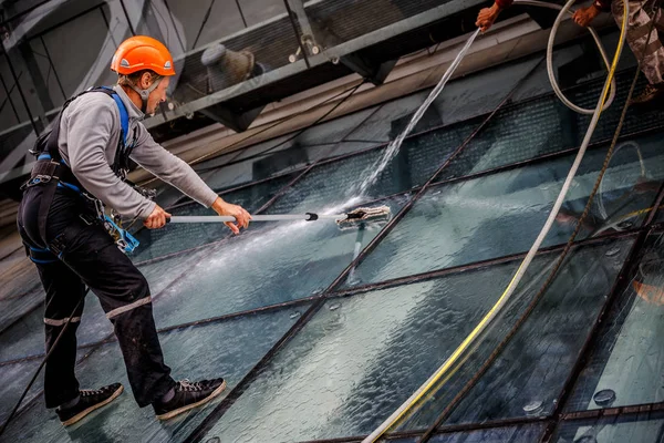 Minsk, Beyaz Rusya - 02 Haziran. 2018: işçilerin windows hizmeti yüksek doğmak binasında temizlik grubu. çalışmalarına heights, endüstriyel dağcılık