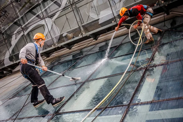 Minsk, Beyaz Rusya - 02 Haziran. 2018: işçilerin windows hizmeti yüksek doğmak binasında temizlik grubu. çalışmalarına heights, endüstriyel dağcılık