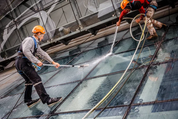 Minsk, Beyaz Rusya - 02 Haziran. 2018: işçilerin windows hizmeti yüksek doğmak binasında temizlik grubu. çalışmalarına heights, endüstriyel dağcılık