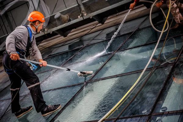 Minsk, Beyaz Rusya - 02 Haziran. 2018: işçilerin windows hizmeti yüksek doğmak binasında temizlik grubu. çalışmalarına heights, endüstriyel dağcılık