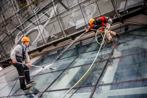 Minsk, Beyaz Rusya - 02 Haziran. 2018: işçilerin windows hizmeti yüksek doğmak binasında temizlik grubu. çalışmalarına heights, endüstriyel dağcılık