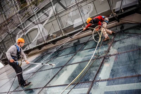Minsk, Beyaz Rusya - 02 Haziran. 2018: işçilerin windows hizmeti yüksek doğmak binasında temizlik grubu. çalışmalarına heights, endüstriyel dağcılık