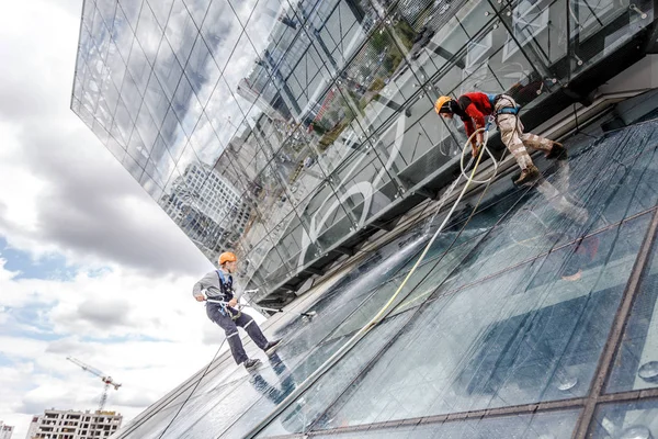 Minsk, Beyaz Rusya - 02 Haziran. 2018: işçilerin windows hizmeti yüksek doğmak binasında temizlik grubu. çalışmalarına heights, endüstriyel dağcılık