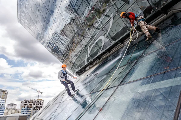 Minsk, Beyaz Rusya - 02 Haziran. 2018: işçilerin windows hizmeti yüksek doğmak binasında temizlik grubu. çalışmalarına heights, endüstriyel dağcılık