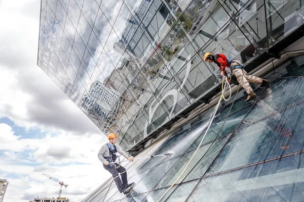 Minsk, Beyaz Rusya - 02 Haziran. 2018: işçilerin windows hizmeti yüksek doğmak binasında temizlik grubu. çalışmalarına heights, endüstriyel dağcılık