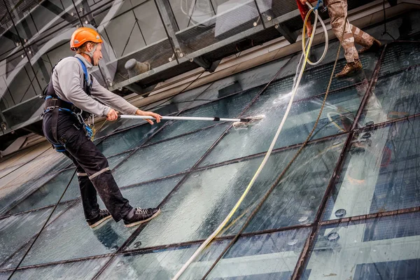 Minsk, Beyaz Rusya - 02 Haziran. 2018: işçilerin windows hizmeti yüksek doğmak binasında temizlik grubu. çalışmalarına heights, endüstriyel dağcılık