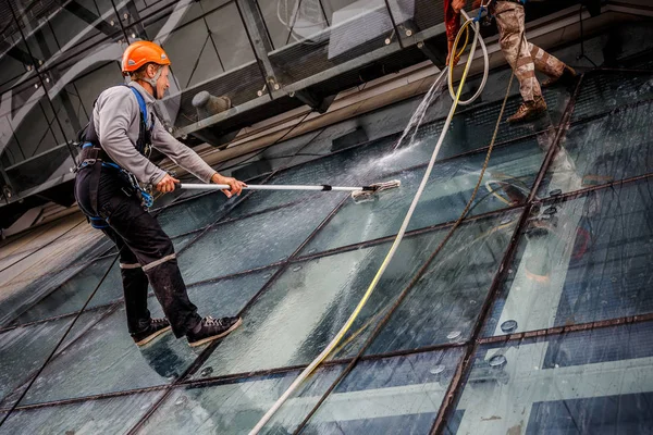 Minsk, Beyaz Rusya - 02 Haziran. 2018: işçilerin windows hizmeti yüksek doğmak binasında temizlik grubu. çalışmalarına heights, endüstriyel dağcılık