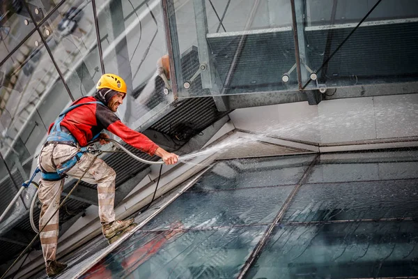 Minsk, Beyaz Rusya - 02 Haziran. 2018: işçilerin windows hizmeti yüksek doğmak binasında temizlik grubu. çalışmalarına heights, endüstriyel dağcılık