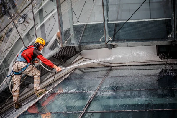 Minsk, Beyaz Rusya - 02 Haziran. 2018: işçilerin windows hizmeti yüksek doğmak binasında temizlik grubu. çalışmalarına heights, endüstriyel dağcılık