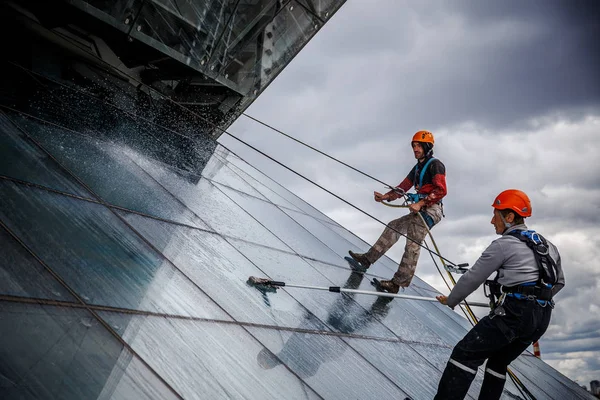 Minsk, Beyaz Rusya - 02 Haziran. 2018: işçilerin windows hizmeti yüksek doğmak binasında temizlik grubu. çalışmalarına heights, endüstriyel dağcılık