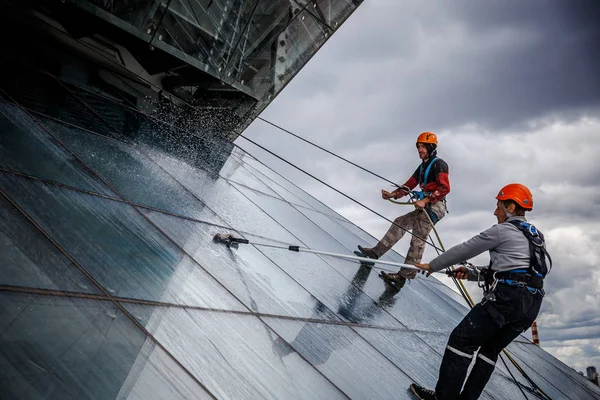 Minsk, Beyaz Rusya - 02 Haziran. 2018: işçilerin windows hizmeti yüksek doğmak binasında temizlik grubu. çalışmalarına heights, endüstriyel dağcılık
