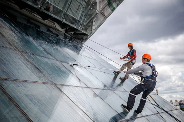 Minsk, Beyaz Rusya - 02 Haziran. 2018: işçilerin windows hizmeti yüksek doğmak binasında temizlik grubu. çalışmalarına heights, endüstriyel dağcılık