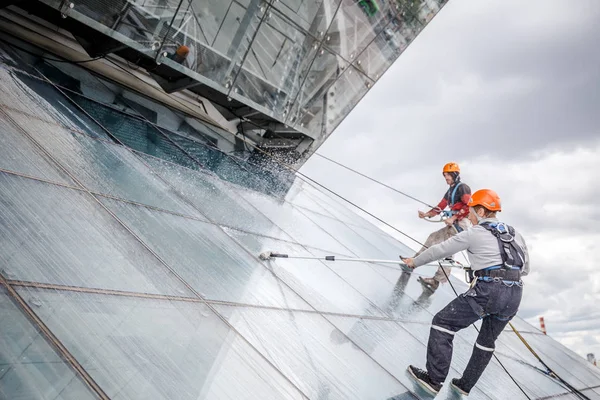 Minsk, Beyaz Rusya - 02 Haziran. 2018: işçilerin windows hizmeti yüksek doğmak binasında temizlik grubu. çalışmalarına heights, endüstriyel dağcılık