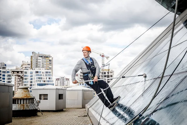 Minsk, Beyaz Rusya - 02 Haziran. 2018: işçilerin windows hizmeti yüksek doğmak binasında temizlik grubu. çalışmalarına heights, endüstriyel dağcılık