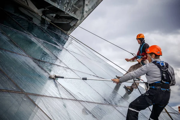 Minsk Belarus Junio 2018 Grupo Trabajadores Que Limpian Servicio Ventanas — Foto de Stock