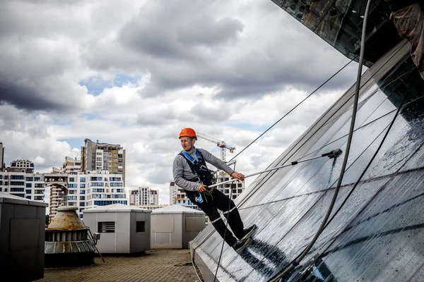 Minsk, Beyaz Rusya - 02 Haziran. 2018: işçilerin windows hizmeti yüksek doğmak binasında temizlik grubu. çalışmalarına heights, endüstriyel dağcılık