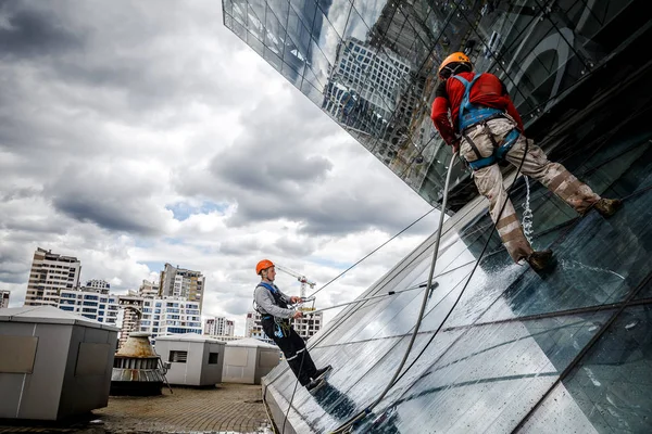Minsk, Beyaz Rusya - 02 Haziran. 2018: işçilerin windows hizmeti yüksek doğmak binasında temizlik grubu. çalışmalarına heights, endüstriyel dağcılık