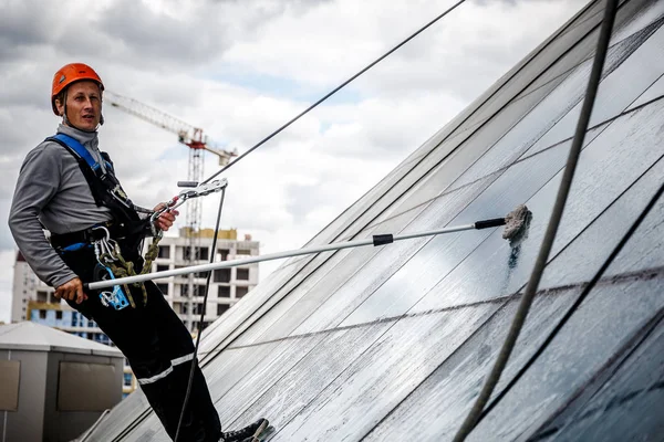 Minsk, Beyaz Rusya - 02 Haziran. 2018: işçilerin windows hizmeti yüksek doğmak binasında temizlik grubu. çalışmalarına heights, endüstriyel dağcılık