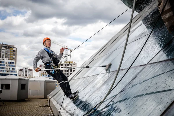 Minsk, Beyaz Rusya - 02 Haziran. 2018: işçilerin windows hizmeti yüksek doğmak binasında temizlik grubu. çalışmalarına heights, endüstriyel dağcılık