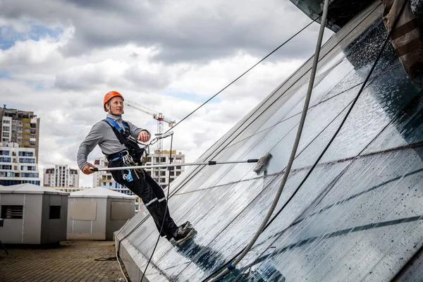 Minsk, Beyaz Rusya - 02 Haziran. 2018: işçilerin windows hizmeti yüksek doğmak binasında temizlik grubu. çalışmalarına heights, endüstriyel dağcılık