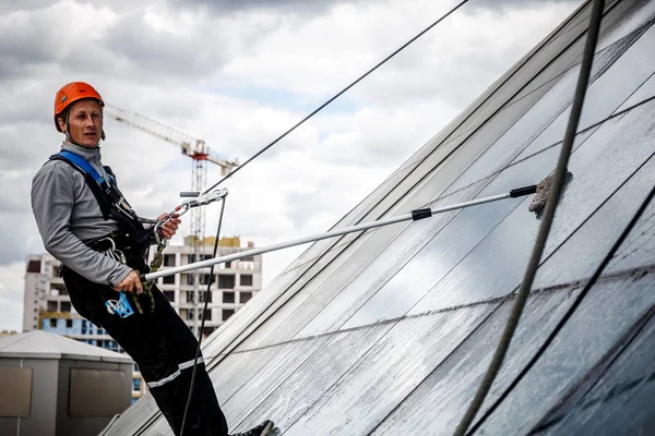 Minsk, Beyaz Rusya - 02 Haziran. 2018: işçilerin windows hizmeti yüksek doğmak binasında temizlik grubu. çalışmalarına heights, endüstriyel dağcılık