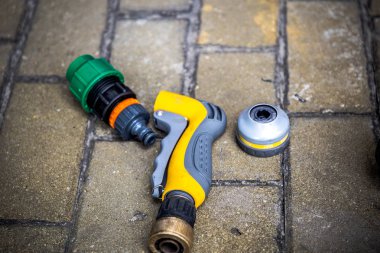 Yakın çekim koşum takımı ve eldiven, yükseklik ekipman çalışma. Sonbahar uzaklaştırıldığı aygıtla emniyet vücut kemeri üzerinde seçici odak, Emanet arka plan için çift kanca için işçi ve güzel, Emanet ilk