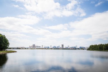 Minsk nehir şehir manzarası