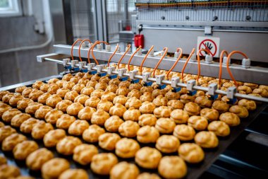 Profitrols ekmek fabrikasında bir konveyör bant üzerinde