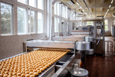 Profitrols ekmek fabrikasında bir konveyör bant üzerinde