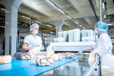 Minsk, Beyaz Rusya - 1 Mayıs 2017: kadın bir pasta ekmek fabrikasında hazırlanıyor