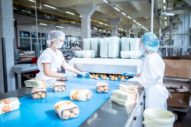 Minsk, Beyaz Rusya - 1 Mayıs 2017: kadın bir pasta ekmek fabrikasında hazırlanıyor