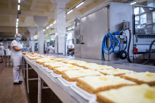 Egy Sorban Egy Pékség Gyárban Sütemények — Stock Fotó