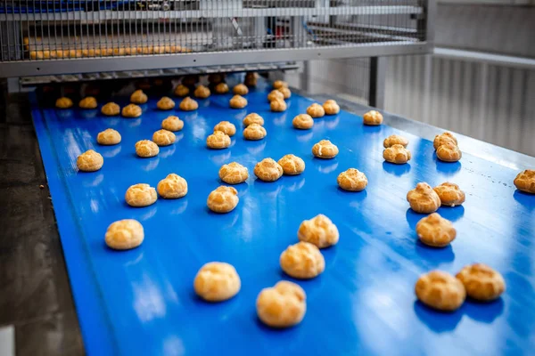 Profitrols ekmek fabrikasında bir konveyör bant üzerinde